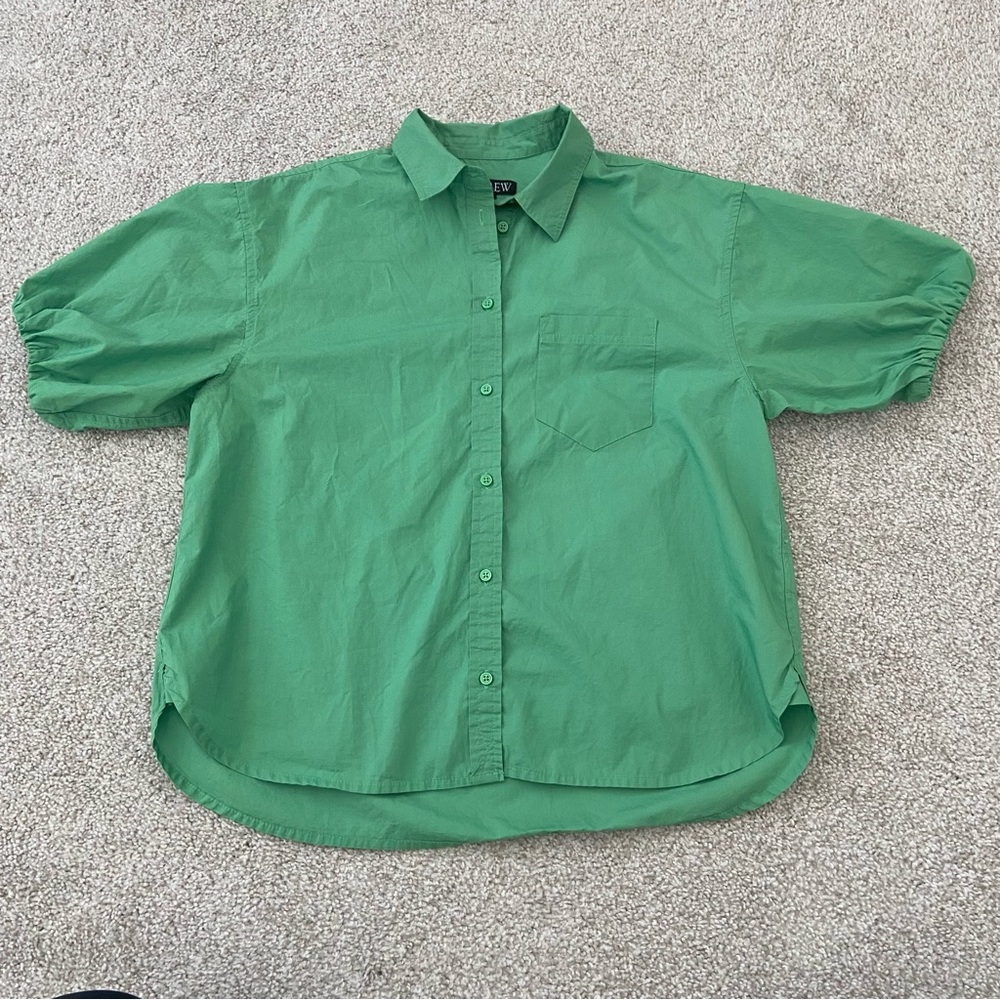 J. Crew Casual Kelly Green Button Down Shirt and puffy sleeves 💚🤍